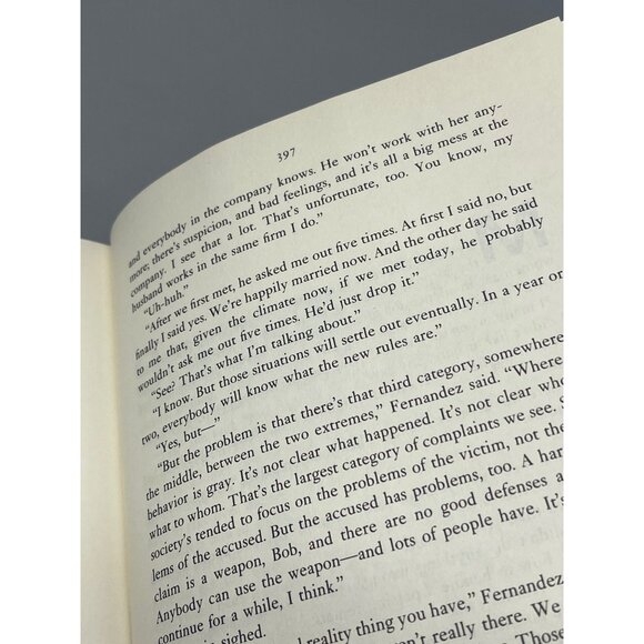 Disclosure a Noval by Michael Crichton hardcover book 1993 English 397 pg READ - Picture 4 of 9